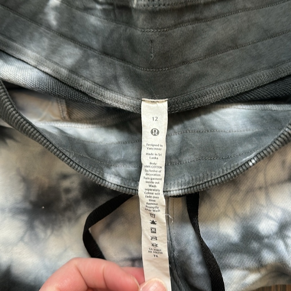 Lululemon scuba jogger - *does have hole* - Picture 5 of 6